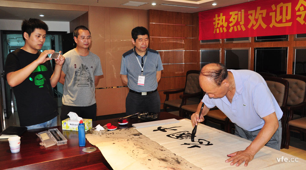 國防科大原電子科學(xué)與工程學(xué)院政委 為“中國芯，銀河夢”題詞